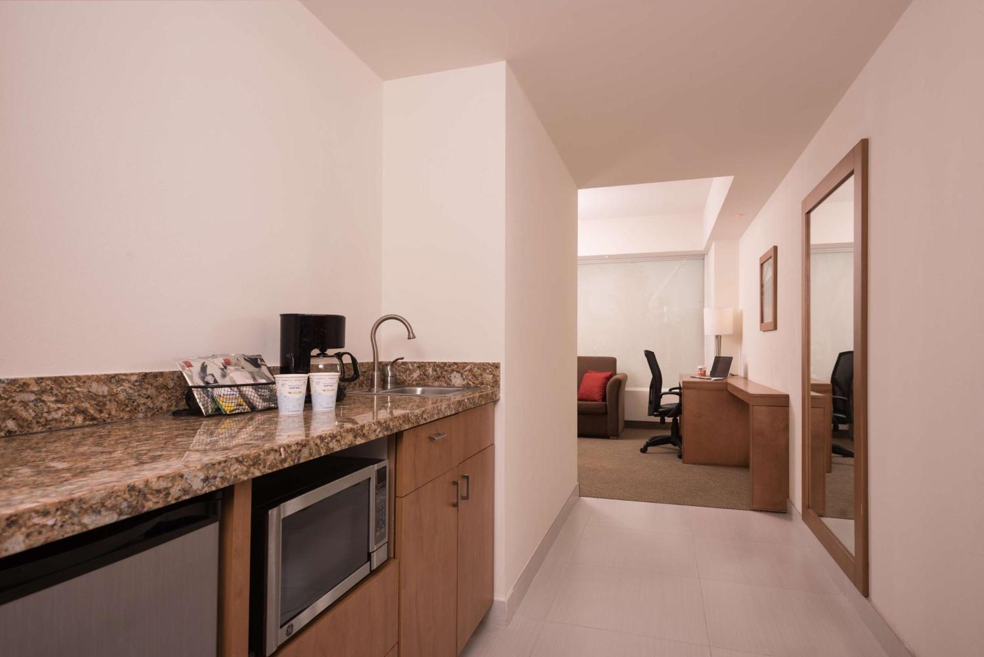 Hampton By Hilton Guadalajara Expo Hotel Exterior photo