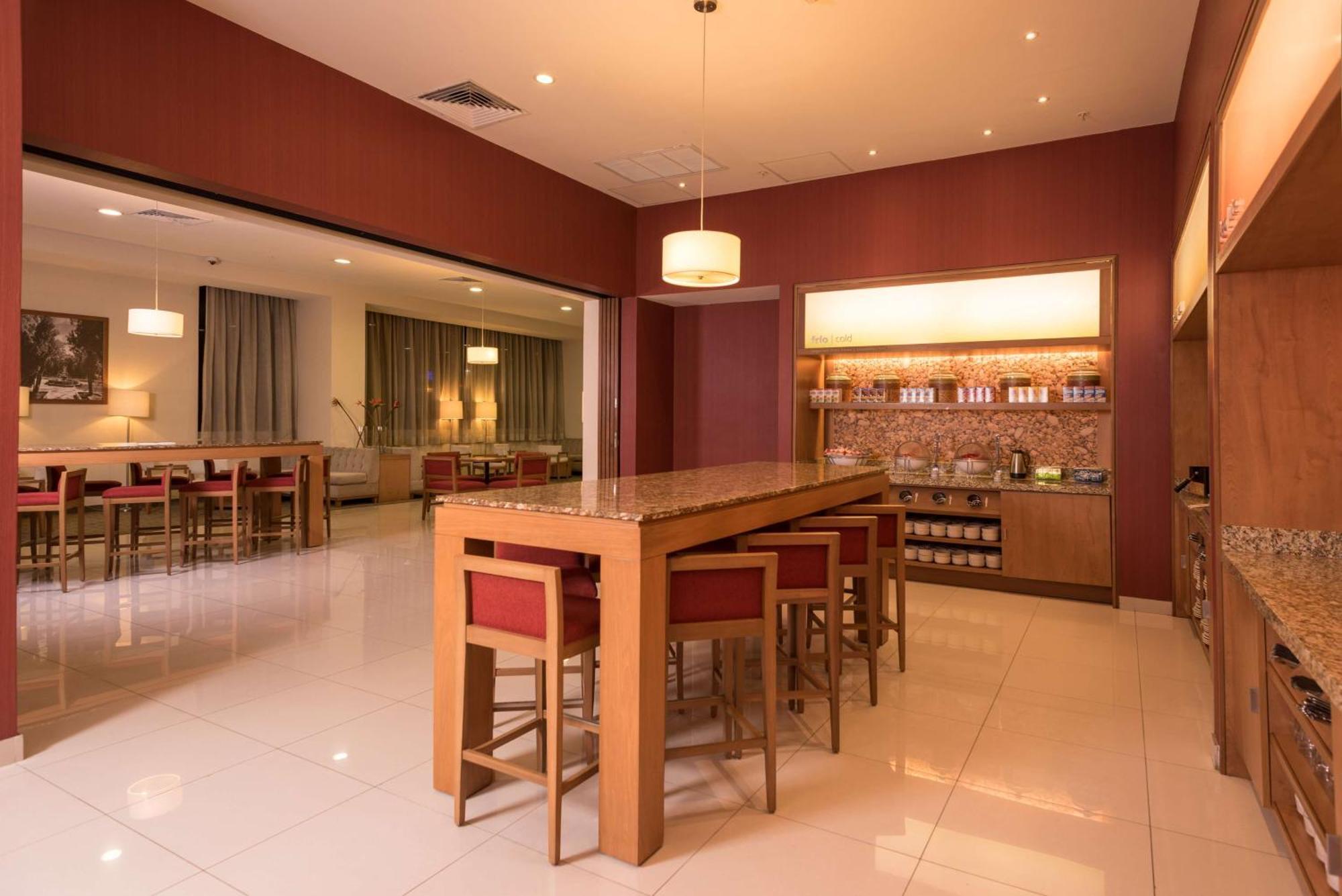 Hampton By Hilton Guadalajara Expo Hotel Exterior photo