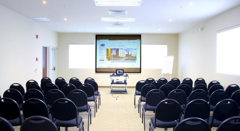 Hampton By Hilton Guadalajara Expo Hotel Exterior photo